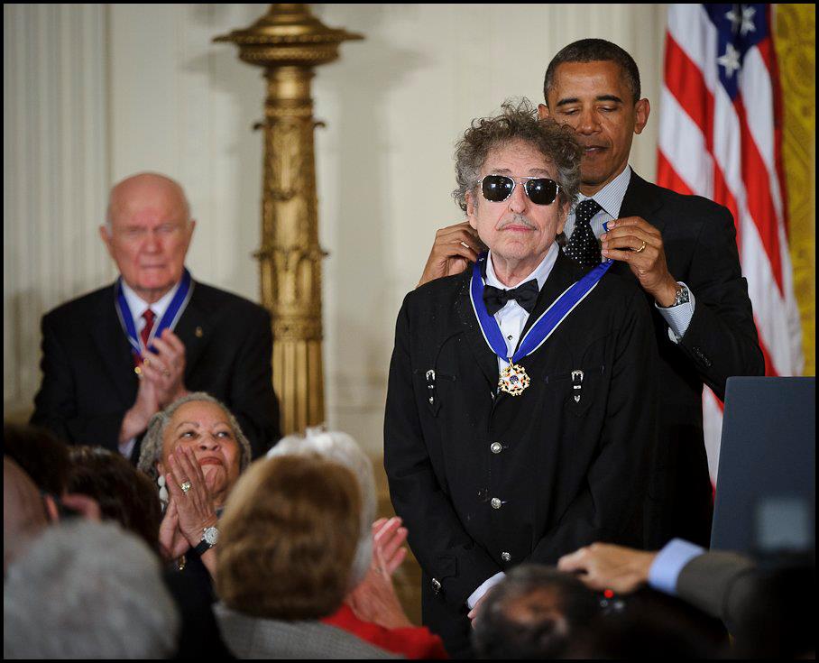 Bob Dylan recogiendo la Medalla de la Libertad en mayo del 2012. Fuente: NASA