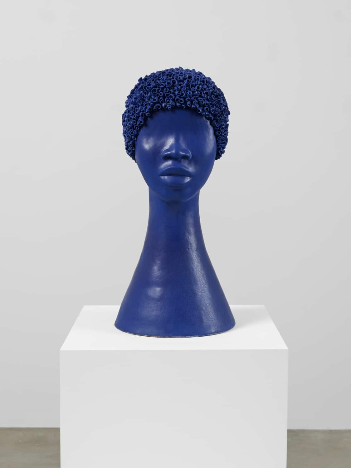 LEIGH109404 Simone Leigh  Titi (Cobalt) 2021 Glazed stoneware 64.1 x 29.8 x 29.2 cm / 25 1/4 x 11 3/4 x 11 1/2 in © Simone Leigh Courtesy the artist and Hauser & Wirth Photo: Thomas Barratt
