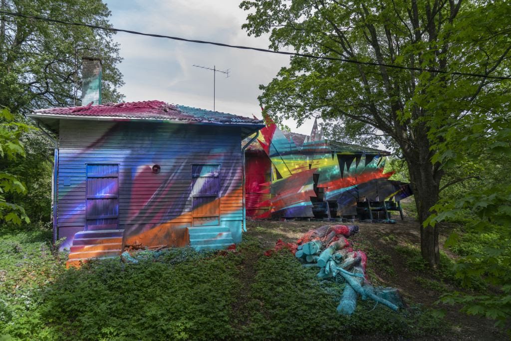 Katharina Grosse: Shutter Splinter, 2021. Commissioned by HAM/Helsinki Biennial 2021 © Katharina Grosse and VG Bild-Kunst Bonn, 2021. Courtesy of KÖNIG Gallery. Photo: Maija Toivanen/HAM/Helsinki Biennial 2021