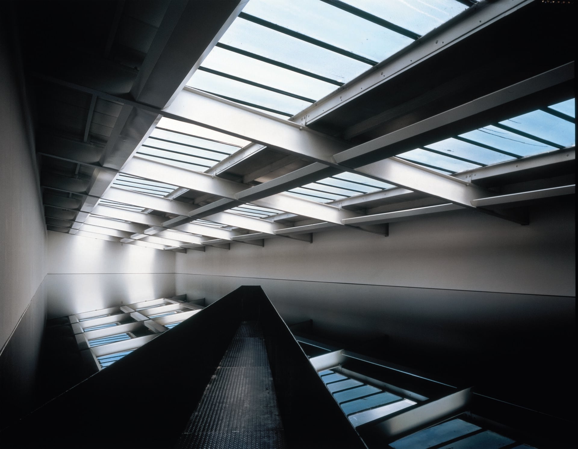 Richard Wilson, 20:50. Courtesy of the artist and Saatchi Gallery. Installation view at Saatchi Gallery, 1991